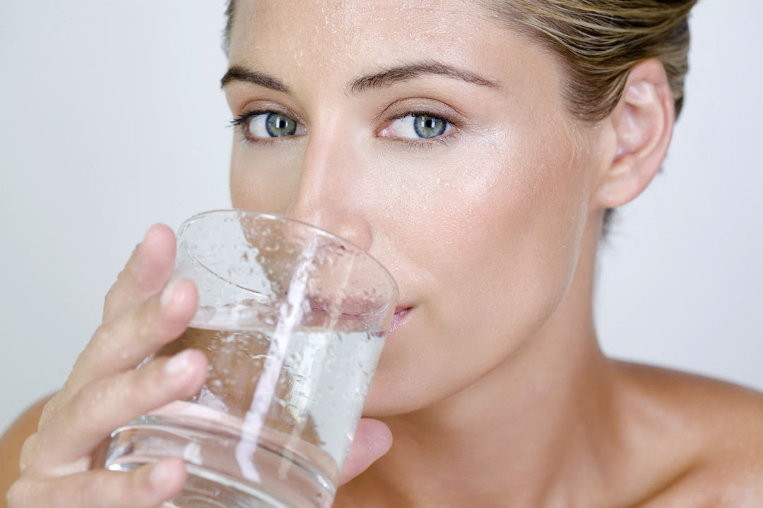 femme buvant un verre d'eau