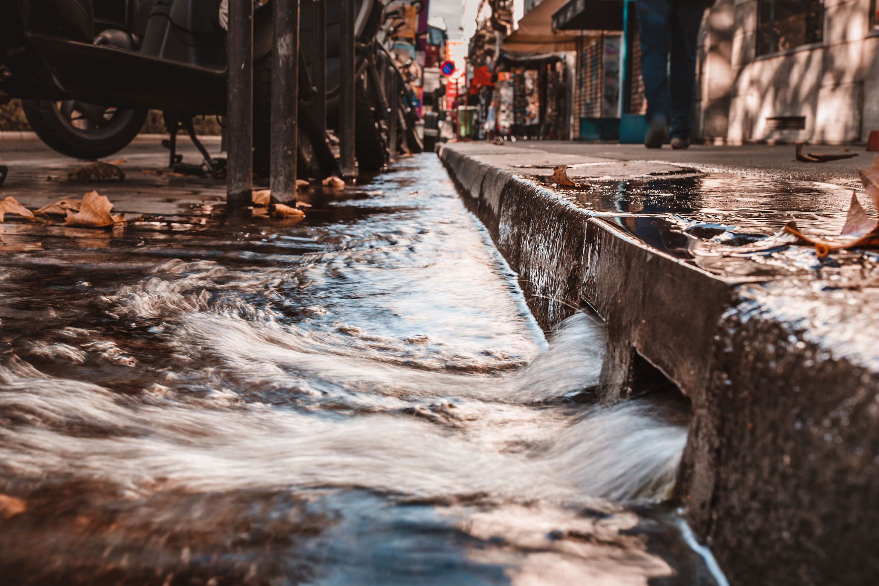 Refoulement des eaux pluviales urbaines dans un caniveau 