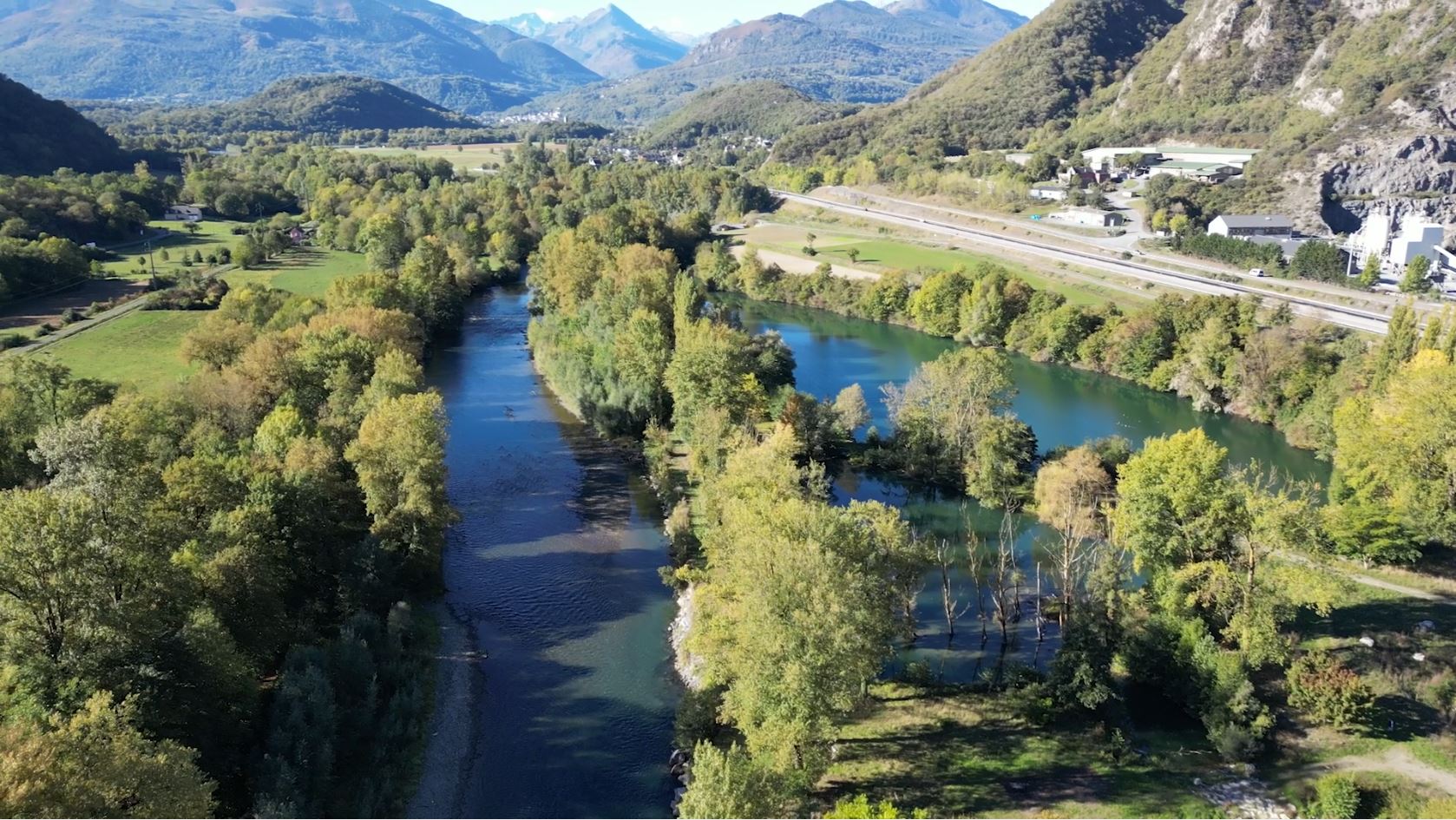 Photo aérienne d'un lac bordé d'arbre